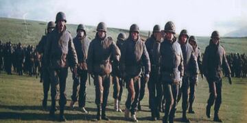 A 40 años de la Guerra de Malvinas, el veterano Roberto Ojeda (frente) reflexiona sobre como decidió viajar a las Islas para defender a su patria y controlar un cañón con solo 3 días de preparación.