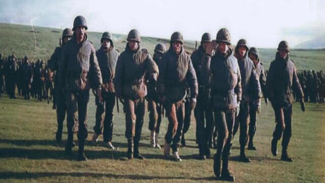 A 40 años de la Guerra de Malvinas, el veterano Roberto Ojeda (frente) reflexiona sobre como decidió viajar a las Islas para defender a su patria y controlar un cañón con solo 3 días de preparación.