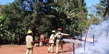 Incendio consumió una vivienda de la comunidad fortín Mborore de Puerto Iguazú.