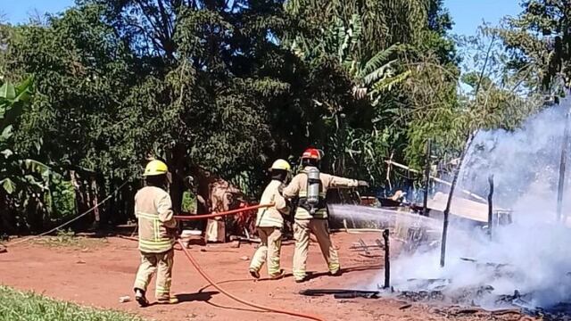 Incendio consumió una vivienda de la comunidad fortín Mborore de Puerto Iguazú.