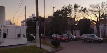 Los ladrones escaparon en auto luego ingresar a una vivienda sobre Echagüe al 7000. (@veroensinas)