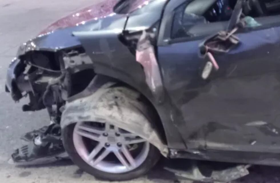 Choque fatal en el oeste de Rosario: un motociclista murió tras impactar contra un auto