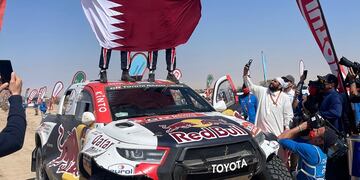 Al-Attiyah y su navegante Baumel celebran la victoria con Toyota en el Dakar 2022.