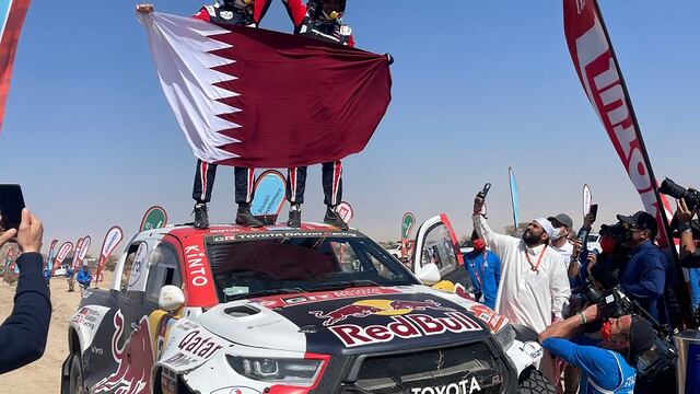 Al-Attiyah y su navegante Baumel celebran la victoria con Toyota en el Dakar 2022.
