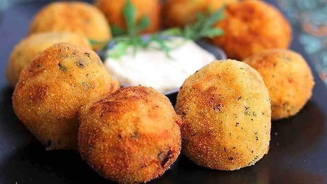 Ingredientes y procedimiento para hacer papas rellenas en casa.