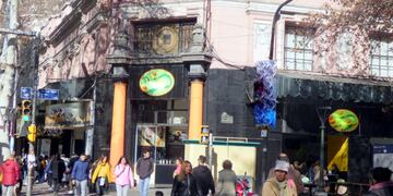Una mujer se hizo viral en Mendoza por bailar al ritmo de la música de un artista callejero.