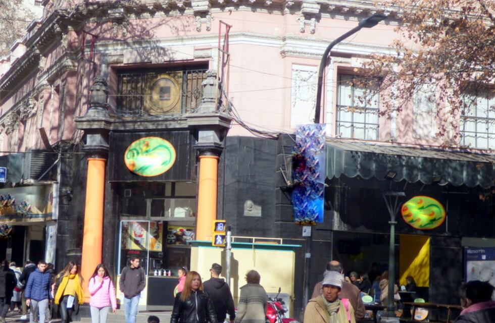 ¡Lo dio todo! Una mujer se hizo viral por mostrar sus “pasos prohibidos” en pleno centro mendocino