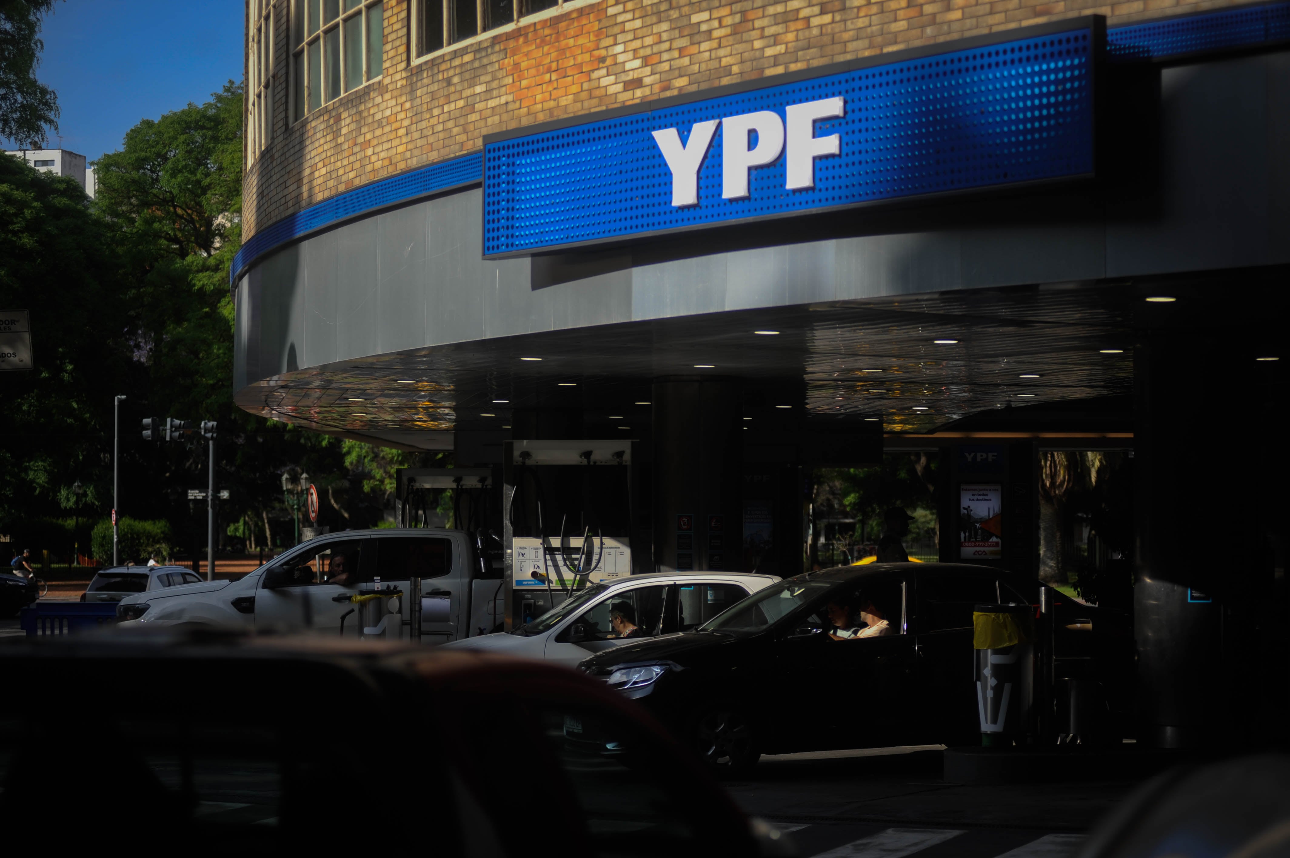 Estación de servicio YPF ciudad de Buenos Aires
Palermo Colas autos nafta
Foto Federico Lopez Claro