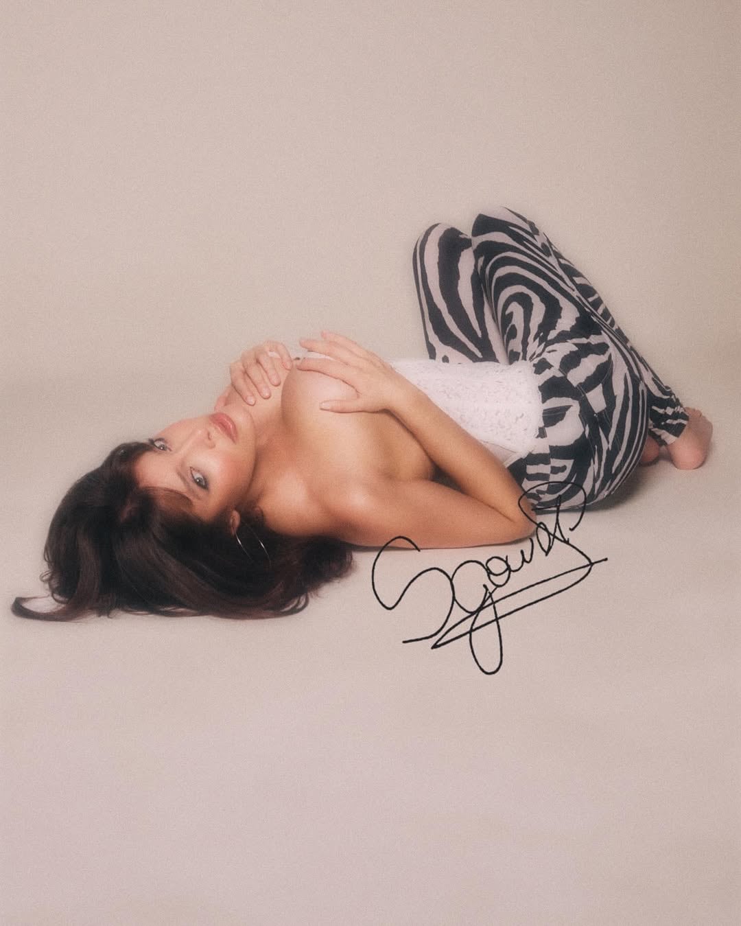 El destape de Sofía Gonet: la influencer posó sin corpiño y compartió una producción de fotos al límite de la censura