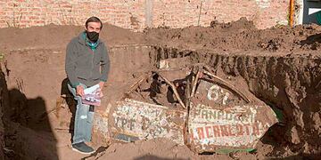 El expiloto Feliciano Rau junto al hallazgo del auto que había conducido (La Arena)