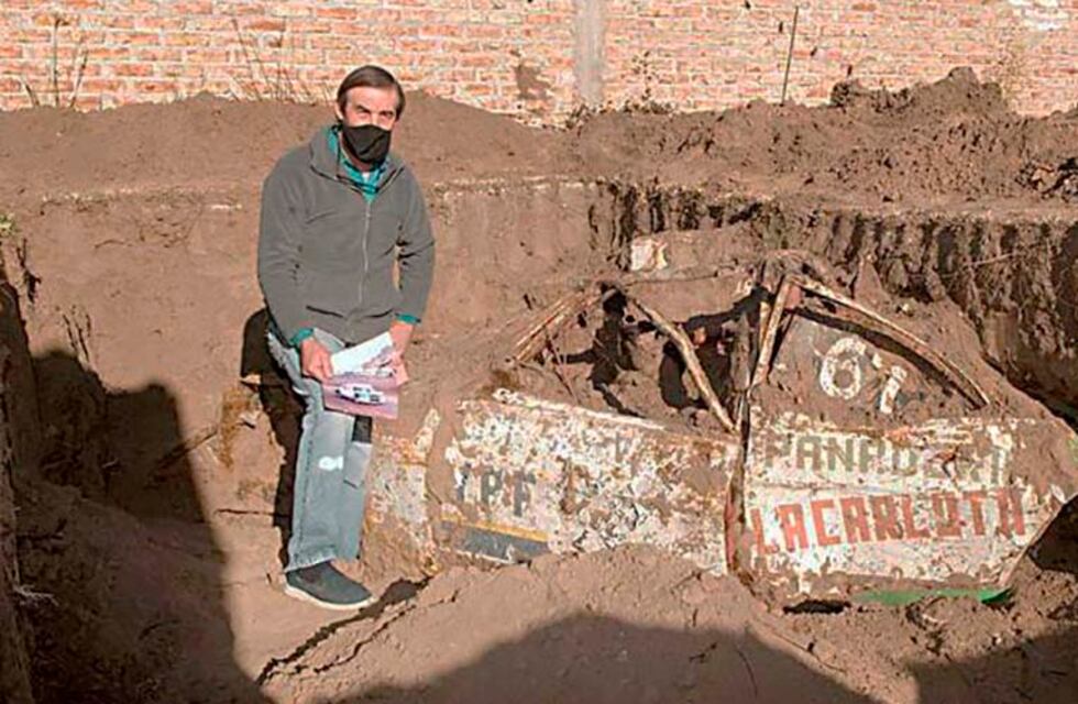 Toay: hacían el pozo para una pileta y encontraron un auto de carrera enterrado