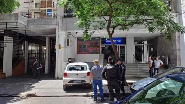 La luneta de un Volkswagen Gol quedó rota tras el intento de asalto.