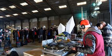 Fiesta clandestina por la llegada del año nuevo en el noroeste de Francia.