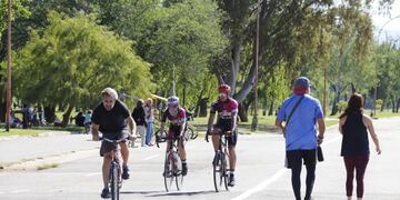 Ciclistas y familias enteras paseando por la costanera en un "finde" con un clima ideal.
