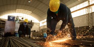 El Gobierno ayudará a empresas a pagar salarios al menos hasta abril