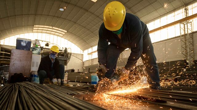 El Gobierno ayudará a empresas a pagar salarios al menos hasta abril