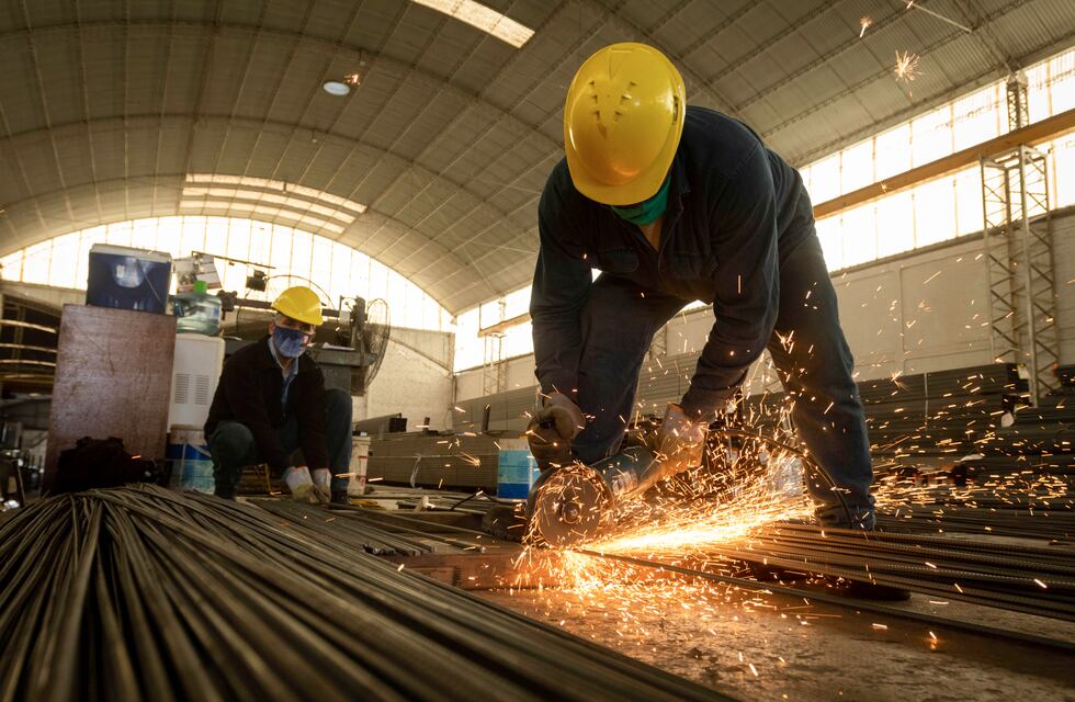 El Gobierno ayudará a empresas a pagar salarios al menos hasta abril