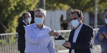 El Gobernador entregó además fondos al intendente Llamosas para obras en un centro de salud.