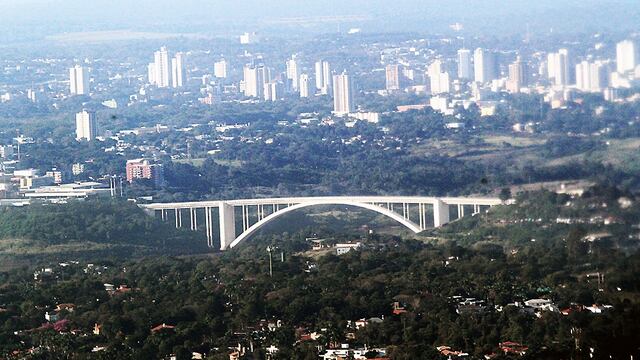 Puente de la Amistad que une Brasil con Paraguay, desde donde proviene la mayor cantidad de droga de contrabando.