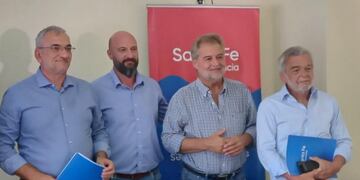 El senador provincial por el departamento Castellanos, Alcides Calvo, el presidente comunal de Santa Clara de Saguier, Sebastián Rancaño; el diputado nacional, Roberto Mirabella, y el secretario de Recursos Hídricos, Roberto Gioria.