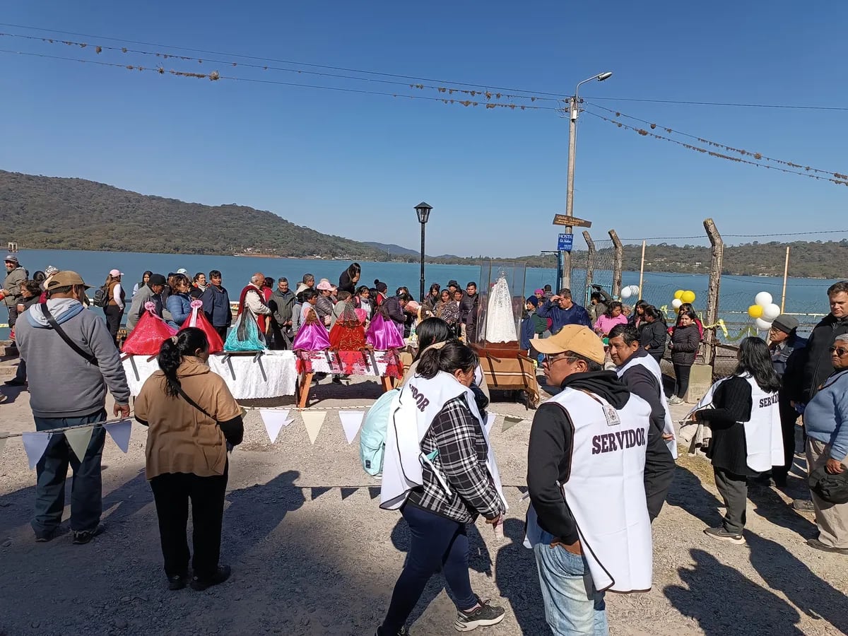 Además de la sagrada imagen que tutela la parroquia local, la feligresía suma a la peregrinación lacustre en honor a la Virgen del Carmen, en Jujuy, las imágenes que veneran en sus hogares.