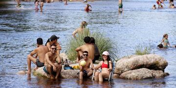 El rio San Antonio en Carlos Paz con turistas en el primer fin de semana del año