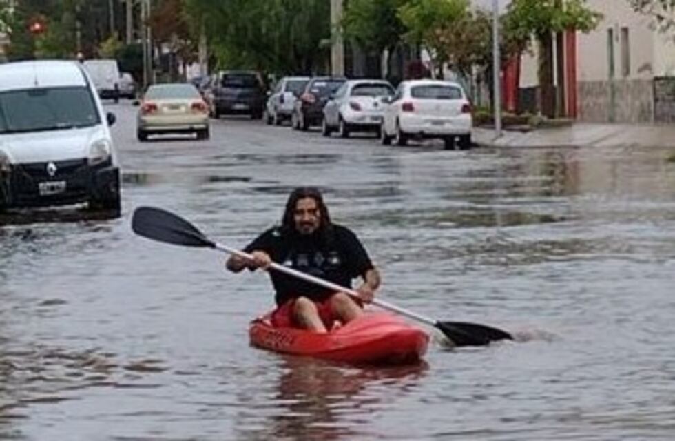 Su barrio se inundó y salió por las calles de Neuquén en kayak