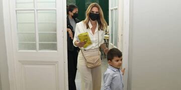 Amalia Granata acudió a votar junto a su hijo. (@AmelieGranata)