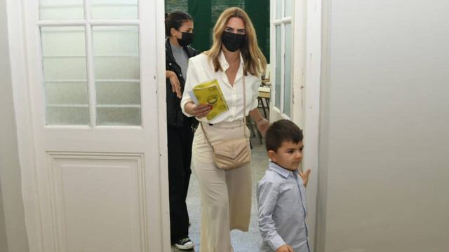 Amalia Granata acudió a votar junto a su hijo. (@AmelieGranata)