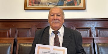 Mario Orlando Sandoval y fue el primer intendente de la ciudad de Alderete en la decada del 80