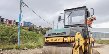 El Municipio realiza trabajos de bacheo en el ingreso al B° 640 viviendas.