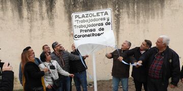 Inauguraron plazoleta en homenaje a los trabajadores de prensa de Coronel Rosales.