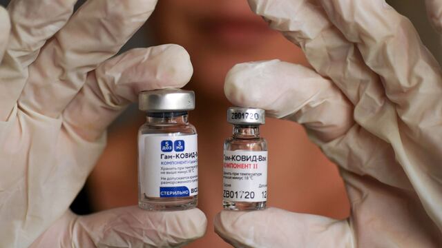 El Fondo Ruso de Inversión Directa (RDIF) anunció que la empresa farmacéutica Laboratorios Richmond Sacif produjo el primer lote de la vacuna rusa contra el coronavirus Sputnik V en la Argentina (Archivo)