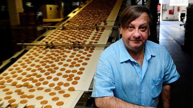 Hugo Basilotta, en la fabrica de alfajores Guaymallén. (Gentileza Clarín.com/Fernando de la Orden).