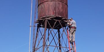 Recambian el tanque de agua del Cementerio Municipal