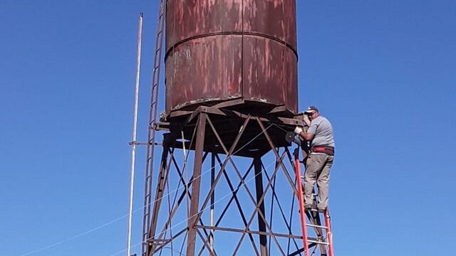 Recambian el tanque de agua del Cementerio Municipal