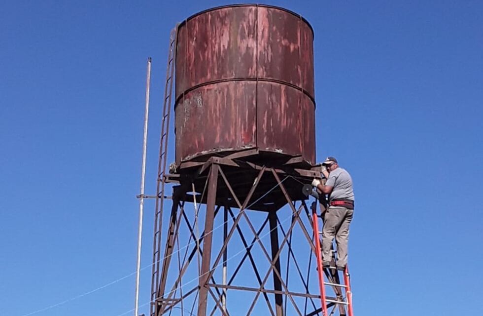 Recambian el tanque de agua del Cementerio Municipal