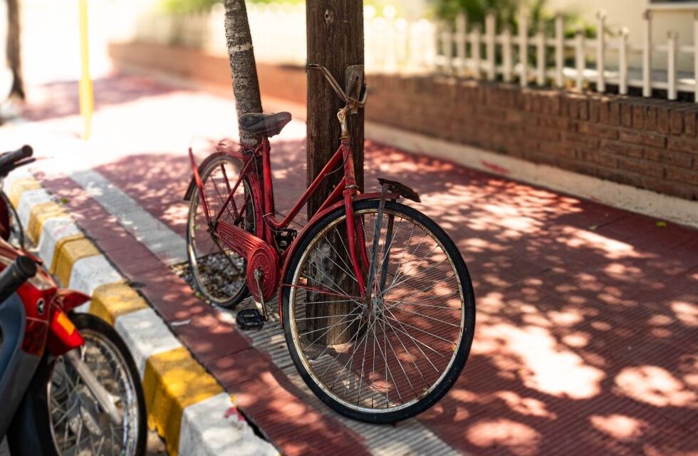 “La Olvidada”, la historia de la bicicleta roja que sigue esperando a su dueña