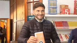 El gobernador santafesino emitió su votó en Hughes.