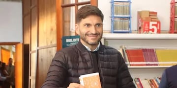 El gobernador santafesino emitió su votó en Hughes.