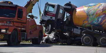 El camión pertenece a una cementera muy conocida de la ciudad de Córdoba