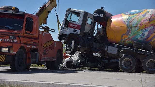 El camión pertenece a una cementera muy conocida de la ciudad de Córdoba