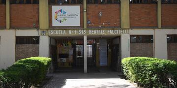 Escuela de nivel primario Beatriz Falcitelli, ubicada en Mitre y Ameghino de Ciudad donde detuvieron a un celador del establecimiento educativo por un presunto abuso sexual a una alumna.