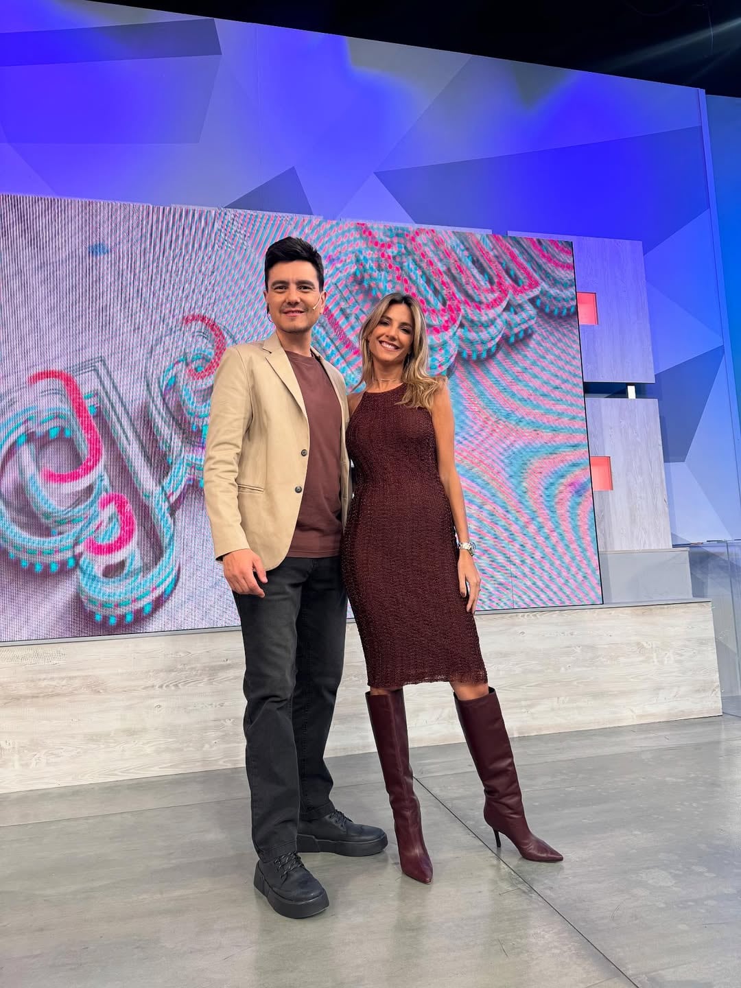 Gustavo Méndez junto a María Belén Ludueña en el estudio de "Mujeres Argentina".