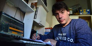 El Profe Marcos Bainotti, en la previa del clásico, y como hincha de Belgrano. Del lado de Talleres, Ignacio Sagalá (La Voz).