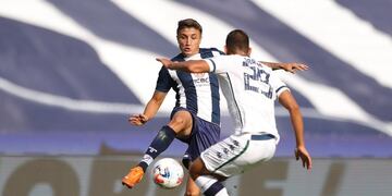 Nahuel Tenaglia, con una sutileza, casi abre el marcador ante Vélez.