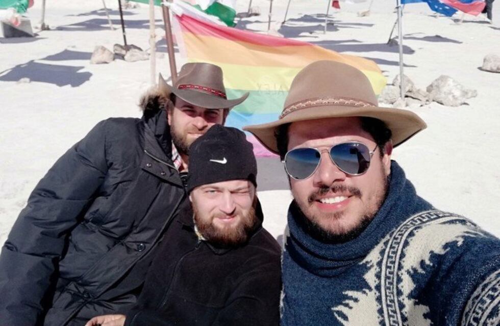 Es polaco, vive en Rosario y tiene cuatro novios: “el poliamor es la única forma de relación en la que me siento bien”