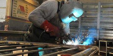 El accidente en Rawson que lastimó a dos empleados.