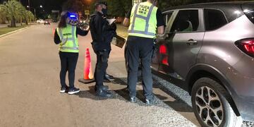 Sujeto de 20 años arrastró a un inspector para evitar un control vial en La Plata.