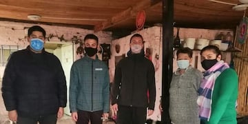 Jóvenes por Pérez entregaron dos bicicletas para un merendero de Cabín 9 (Jóvenes por Pérez)